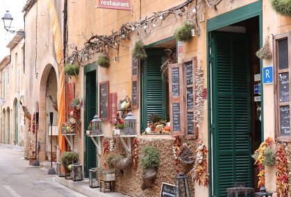 mediterrane Außenleuchten bringen das Bella Italia Gefühl zu Ihnen nach Hause. Ob Wandleuchten, Deckenlampen oder Gartenleuchten, mit unseren Außenleuchten verschönern Sie Ihr Haus und Ihren Garten.